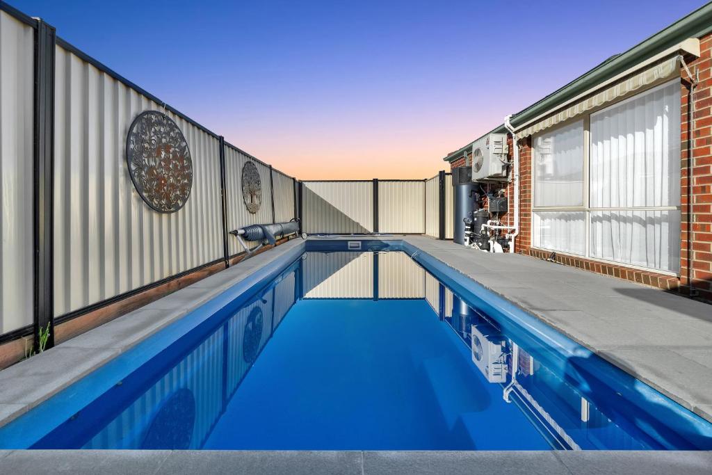 Your Tarneit Escape - 4BR Home with Pool & BBQ, Tarneit