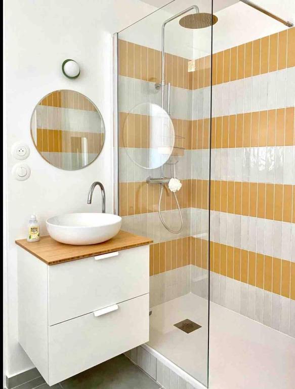 Ancien Atelier Artistique sur Cour Privée - Appartement Paisible en Rez-de-Chaussée - 4