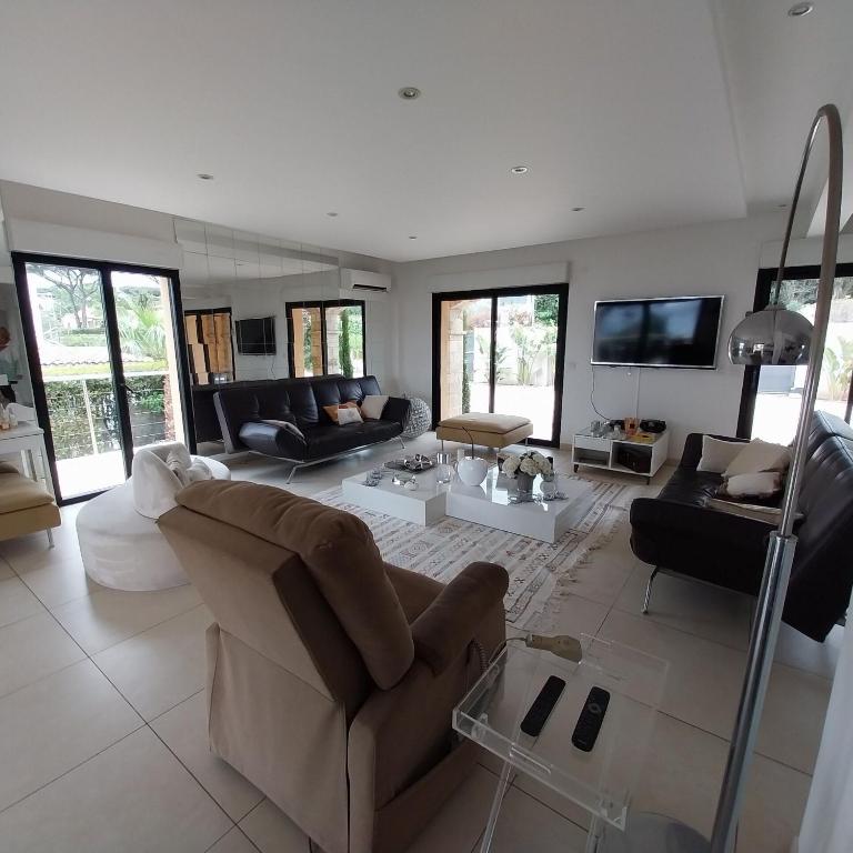 Villa à l'entrée de St Tropez vue mer plage 2 minutes à pied, Saint Tropez