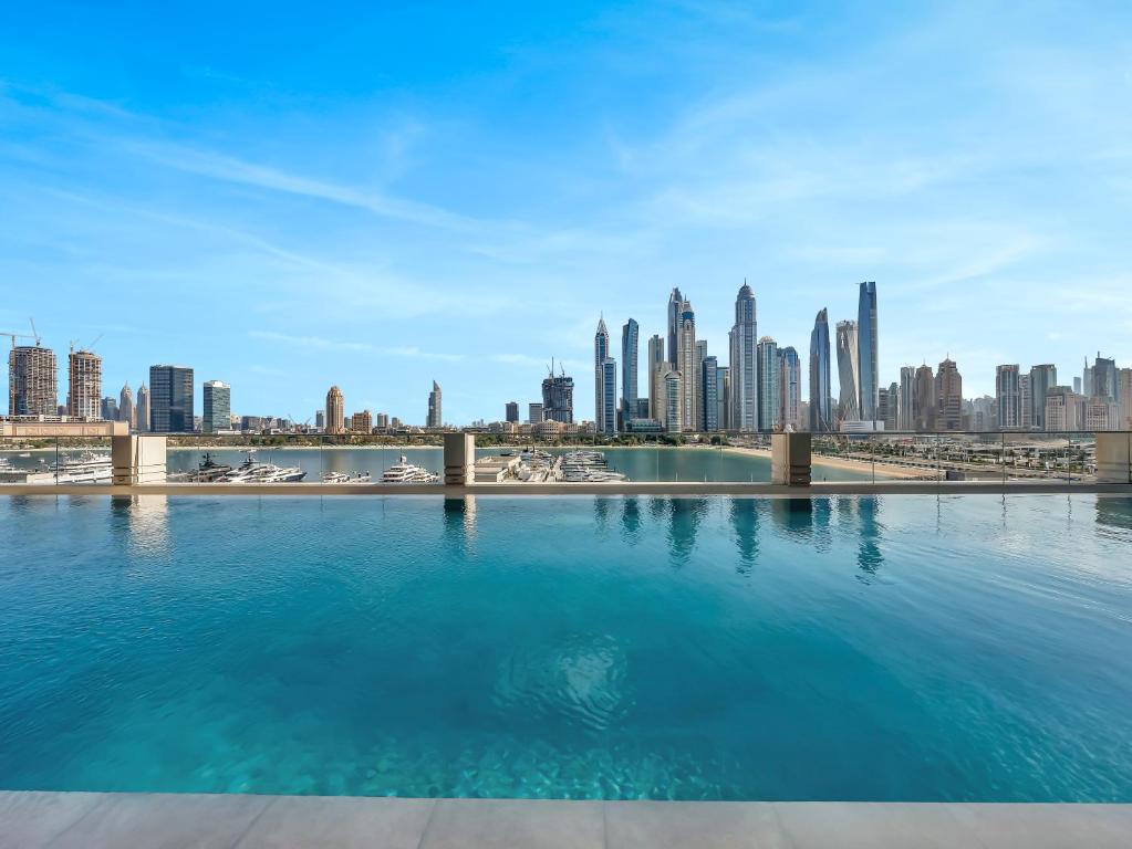 Designer 1 Bedroom on Private Beach with Infinity Pool, Dubaj