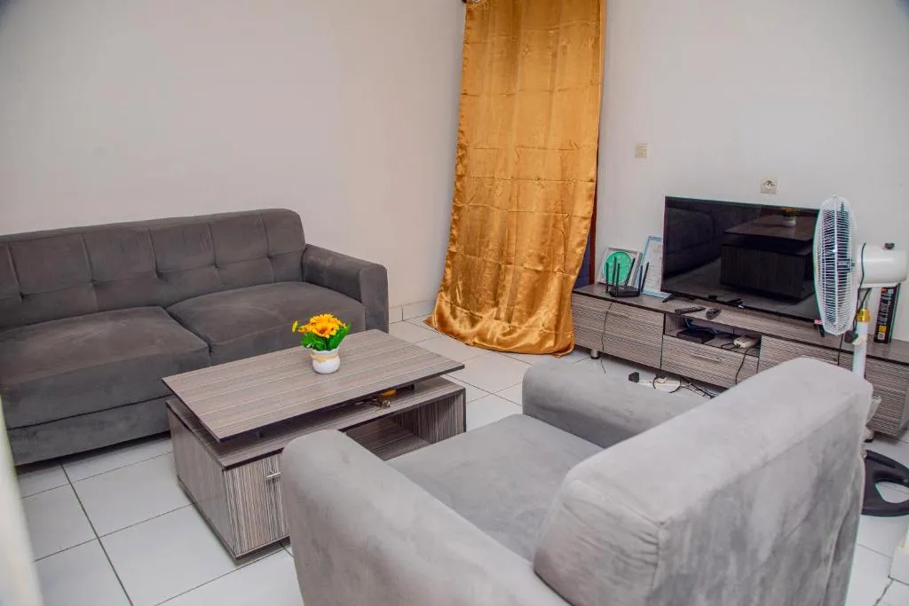 Appartement 2 chambres 1 salon à 15mn aéroport plage, hotel in Cotonou