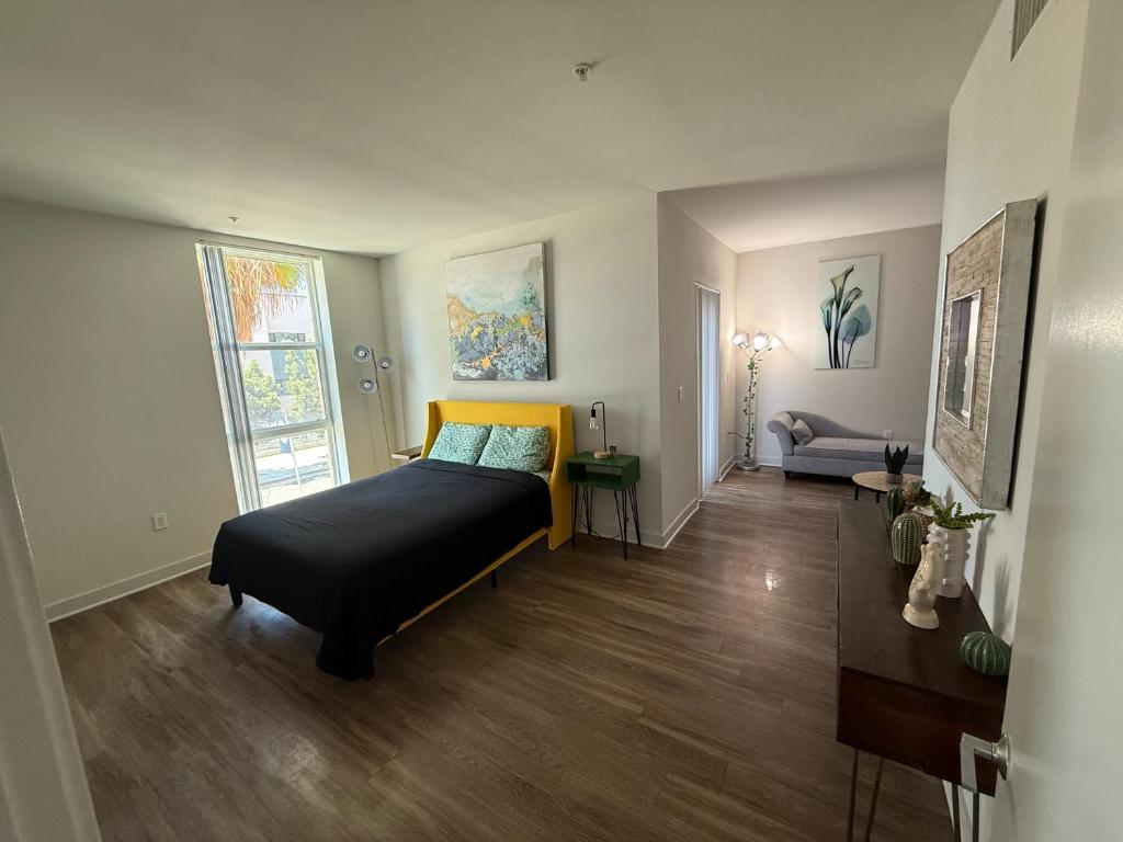 Large 2BR w Two Balcony's!!, Los Angeles