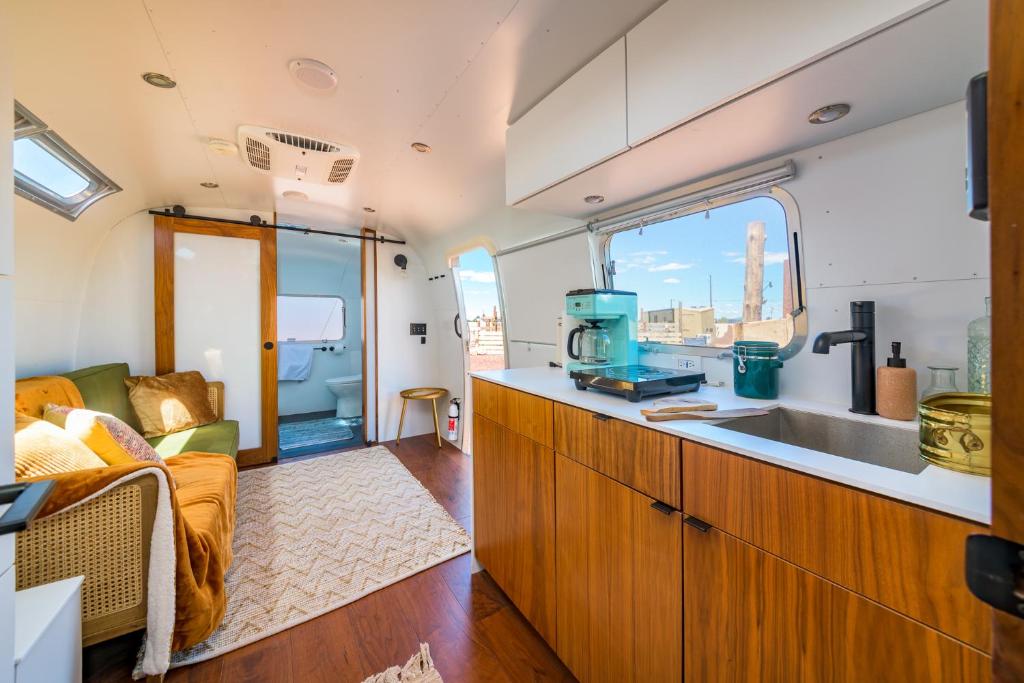 Outpost 객실 내부