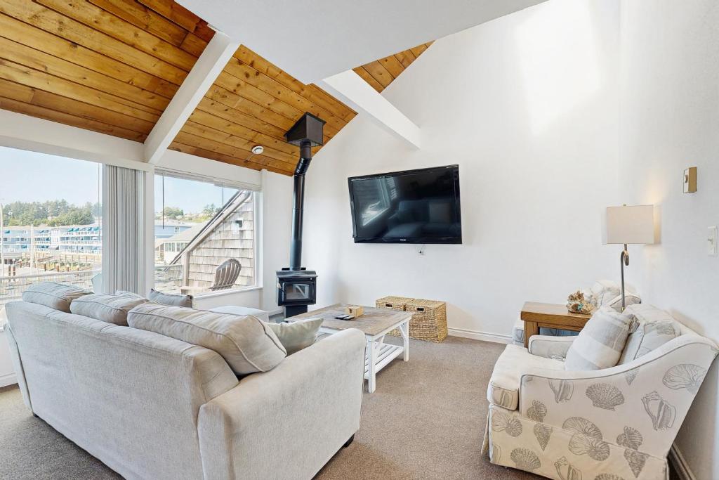 Down By The Bay #C202, Newport