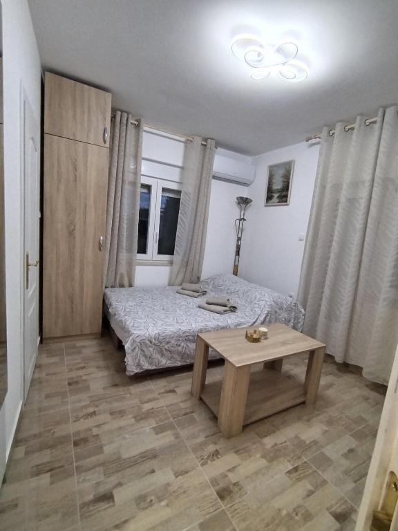 Garsonjere Bijoss, Novi Sad