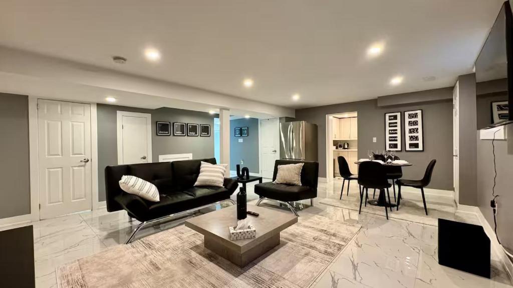 Spacious and Luxurious 2BR Suite with Huge Windows, Mississauga