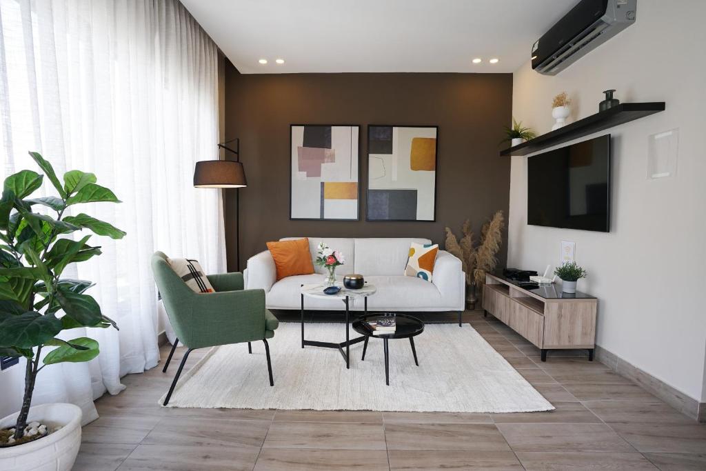 Breakfast Included at Regatta Living 802, Los Prados