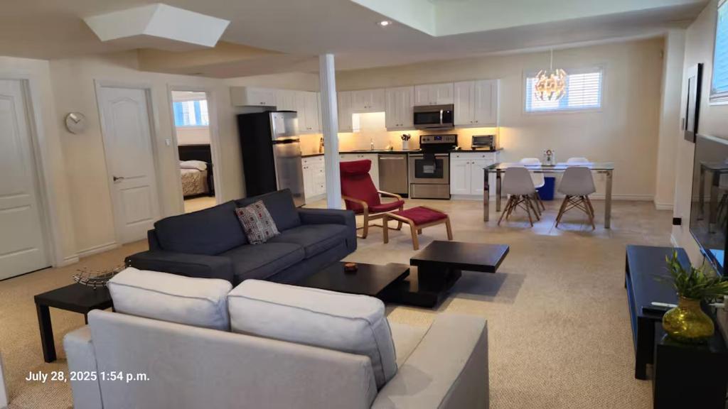 Spacious 2 BR, 3 beds, sleeps 6, kitchen, laundry, Richmond Hill