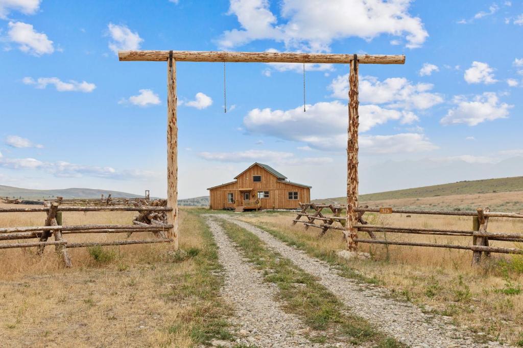 Red Mountain Ranch- Bitterroot Mountain Views, Victor
