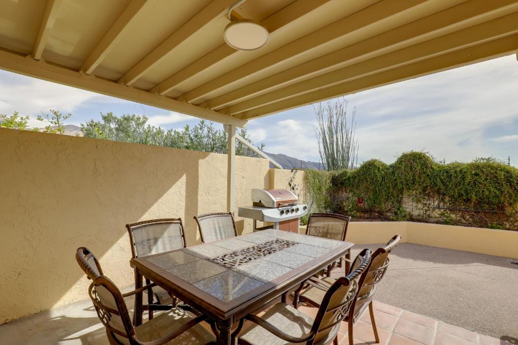 Tucson Townhome with Private Patio and Mtn Views 전경