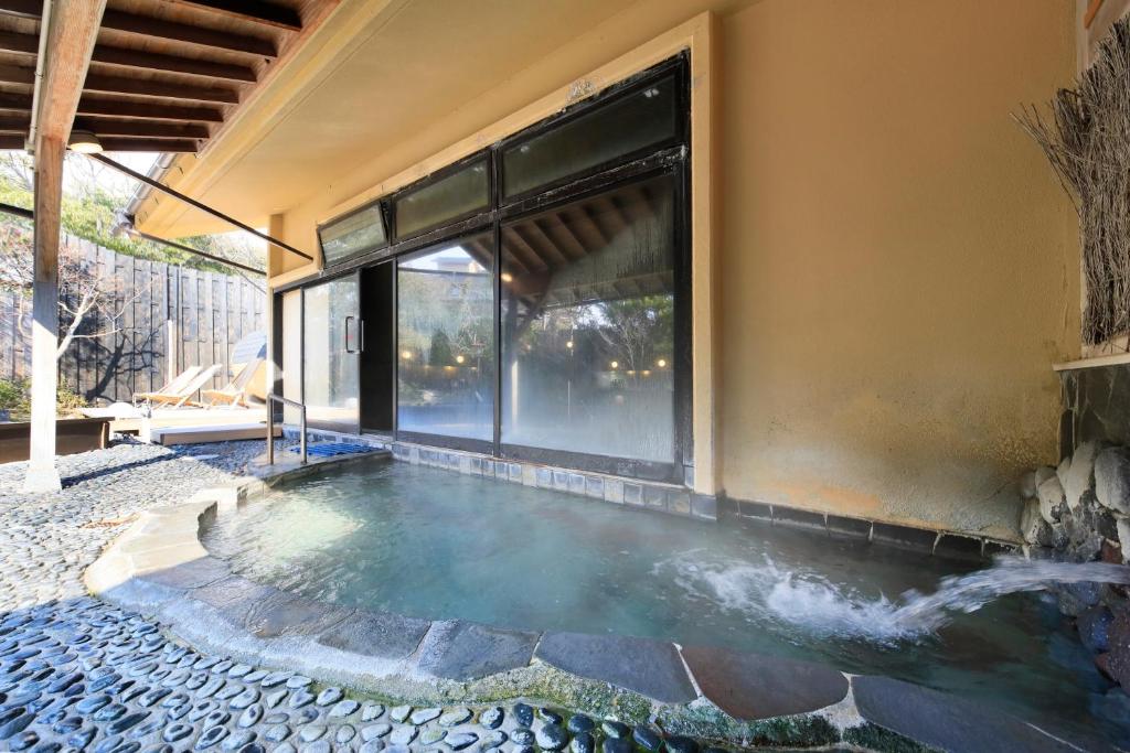 Hot spring bath