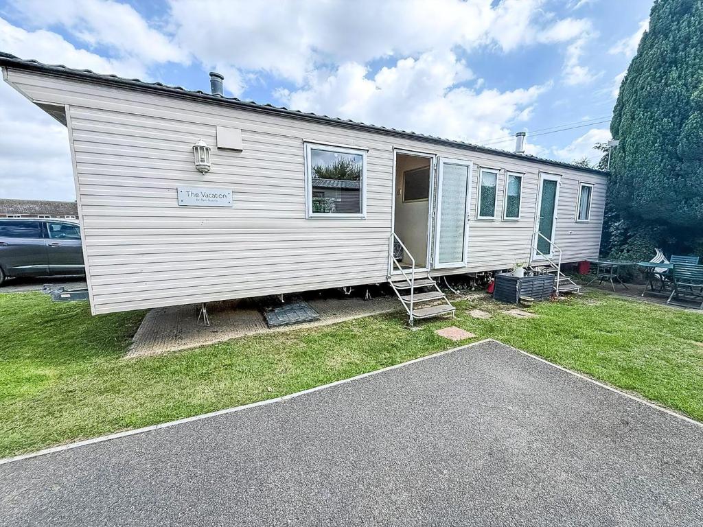 8 Berth Spacious Dog Friendly Caravan, Near Great Yarmouth In Norfolk Ref 10004G, Belton