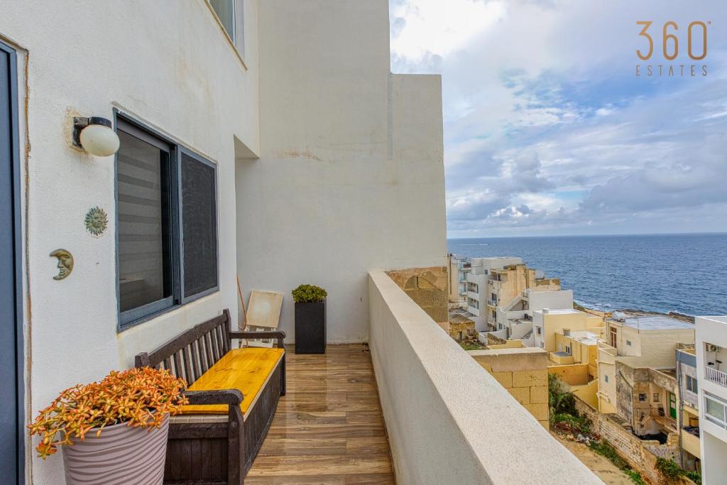 Charming, fully equipped 2BR home with sea views by 360 Estates, Xgħajra