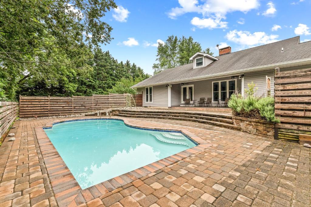 Pool Vibes At Vanishing Run, Harwood