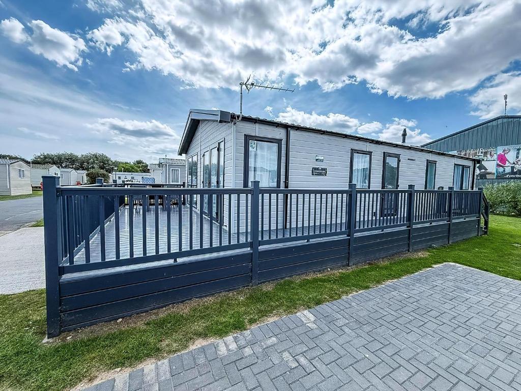 Stunning 6 Berth Lodge With Wi-Fi At Broadland Sands In Suffolk Ref 20136Bs, Hopton on Sea