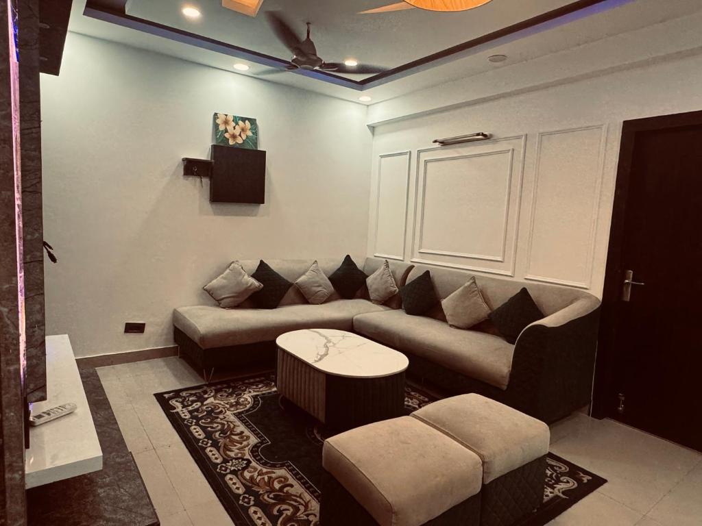 Palm stays, Ghaziabád