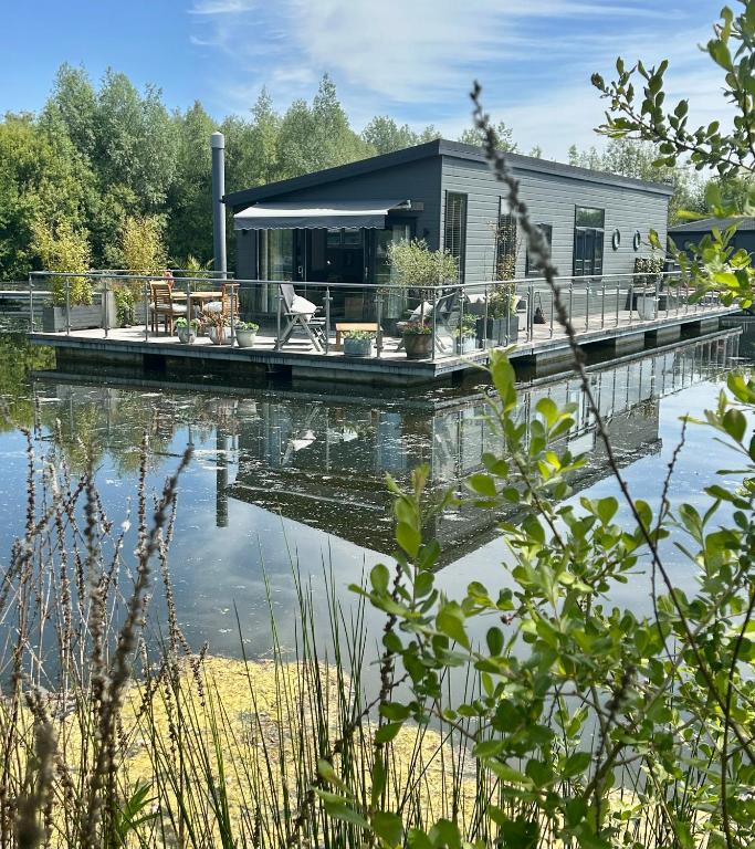 The Floating Home at Upton, Upton upon Severn