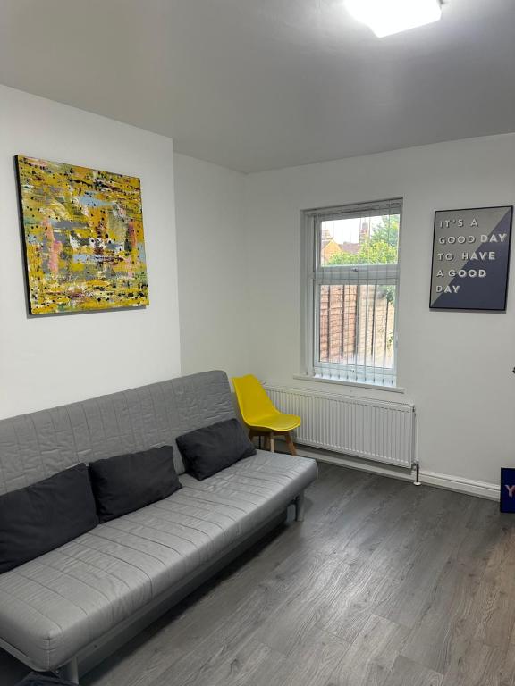 Modern 1 bed flat minutes from luton airport, Luton