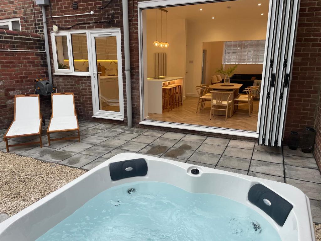 Seaglass No2 - Luxury 3 bed with optional hot tub, Seaham