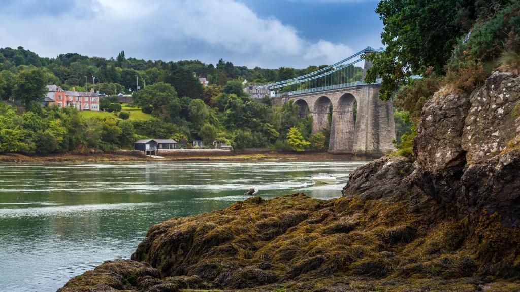 Min y Don Menai, Menai Bridge