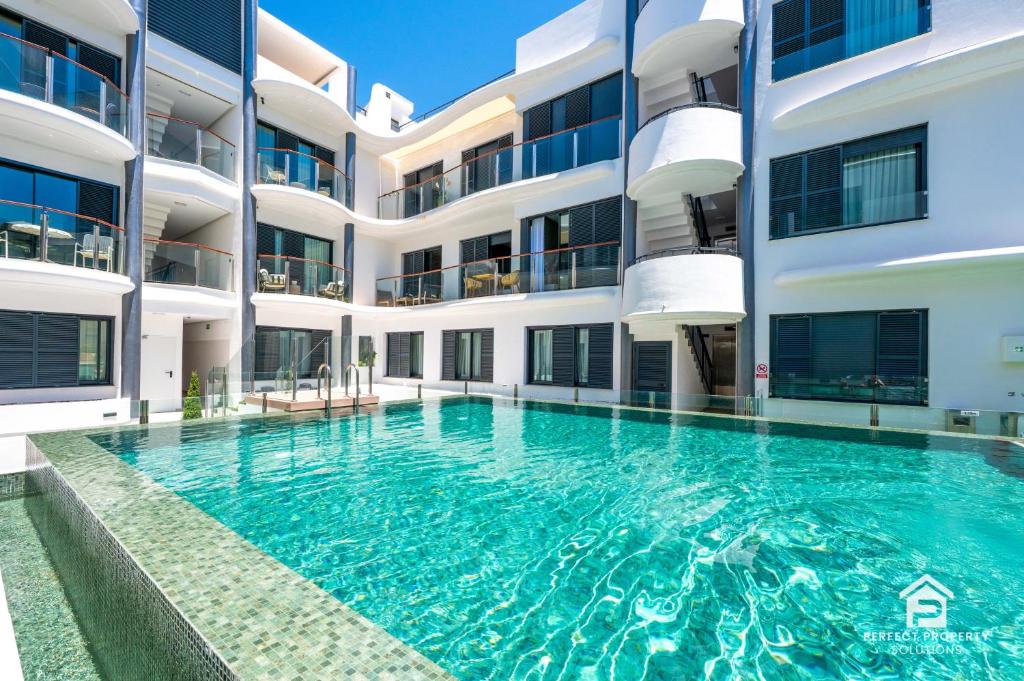 NEW stylish beachside 2BR with pool and garage - 2