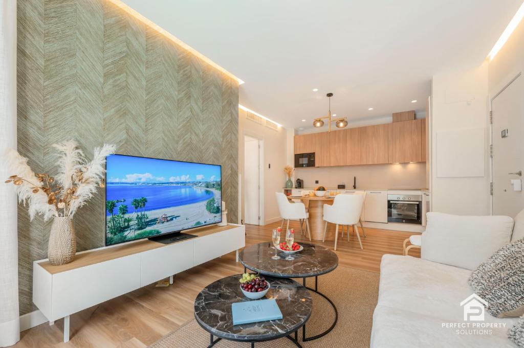 NEW stylish beachside 2BR with pool and garage - 4