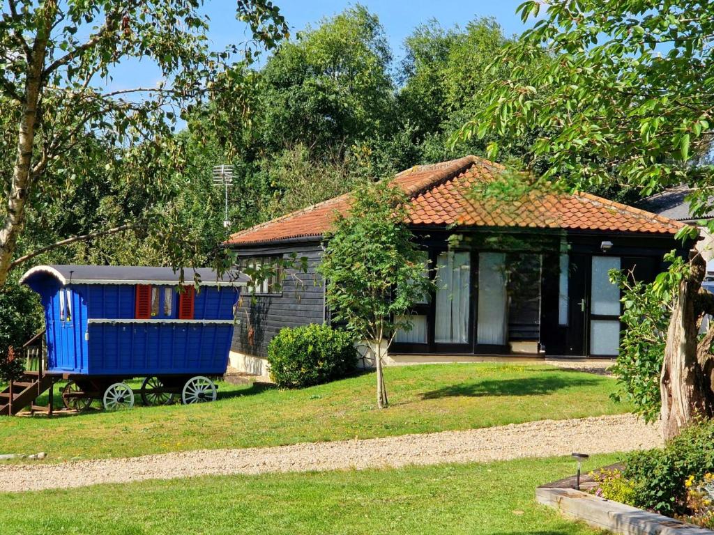 Swift Host - Orchard Barn - Sleeps 4 - Hot Tub - EV Charger - Pet Friendly, Seething