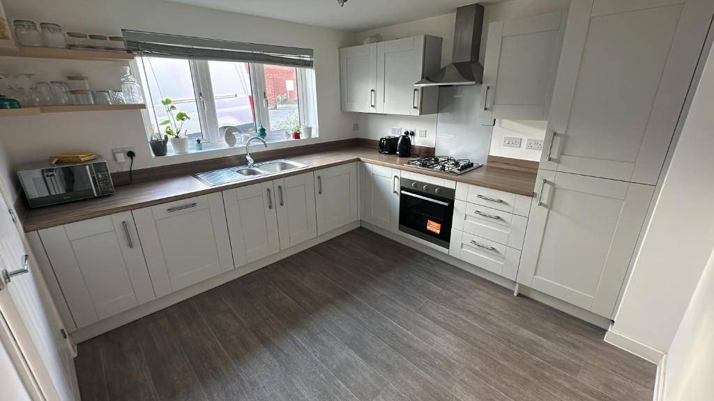 New Build, Large Drive! Ideal For Business or Relocation, Weekly & Monthly Stay, Wellingborough