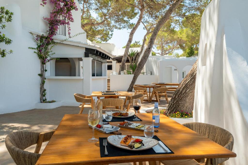 FERGUS Style Punta Arabi — Restaurant & bars in Es Canar, Balearic Islands