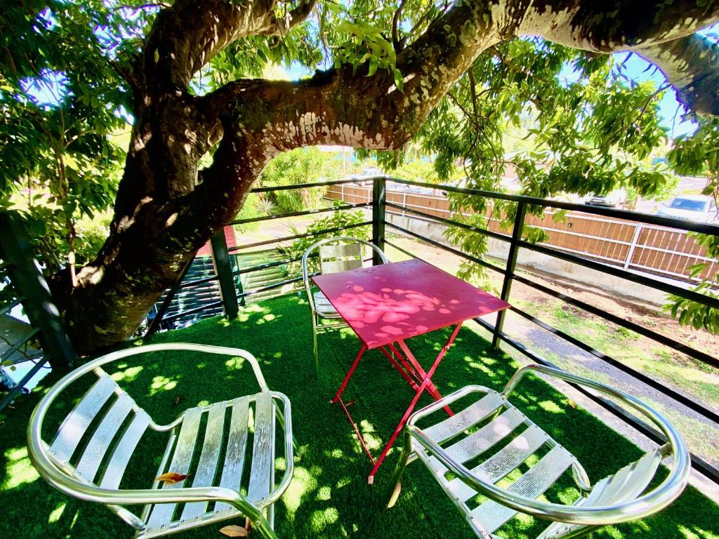 Tiny house under a tree by Vaiava beach, Punaauia