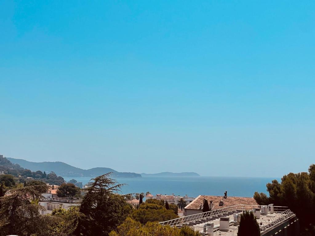 Quiet, sea view terrace, parking, air conditioning, beach, x6, Toulon