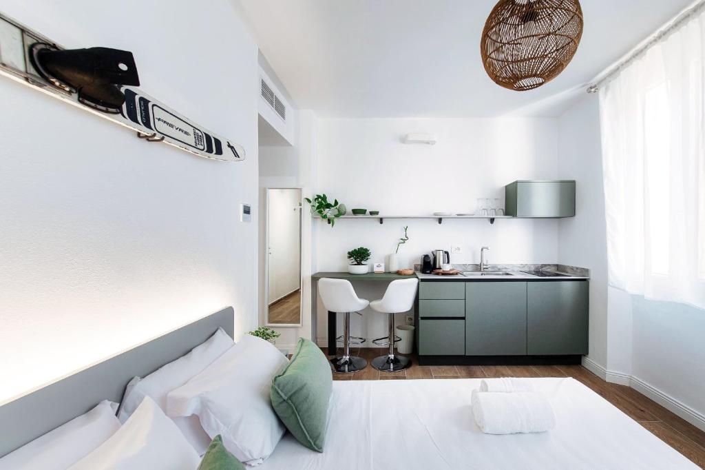 Casa Batèl Suites & Apartments - Ferry, Free Parking, Market & Lake Side - 5