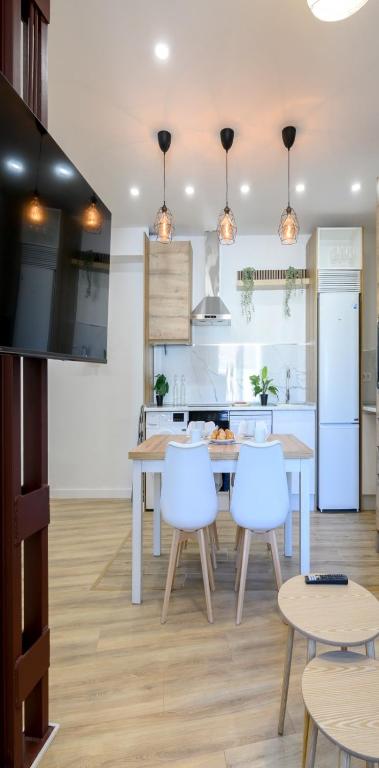 APT-Inside the Wall-Family,Games,Relax,History, Ávila