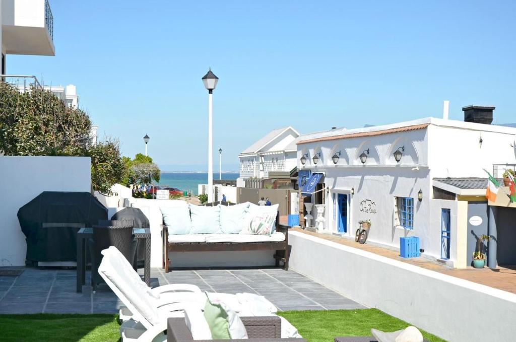 White Waves Beach Apartment, Bloubergstrand