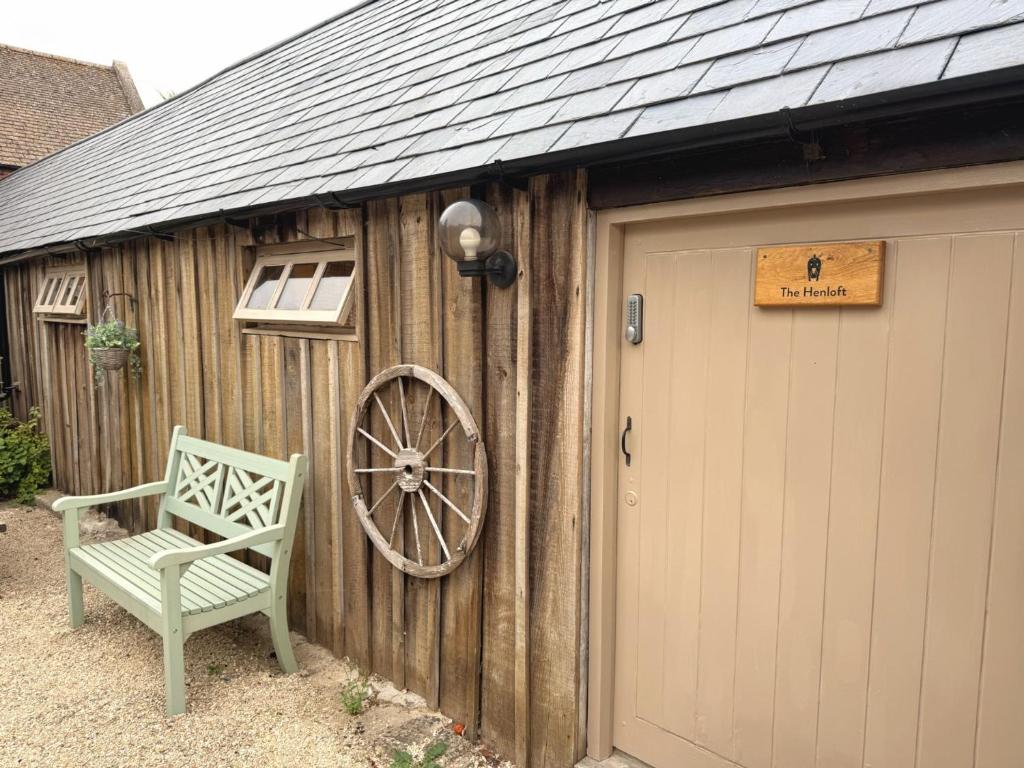 The Henloft Cotswolds Farm Stay With Pool, Lechlade