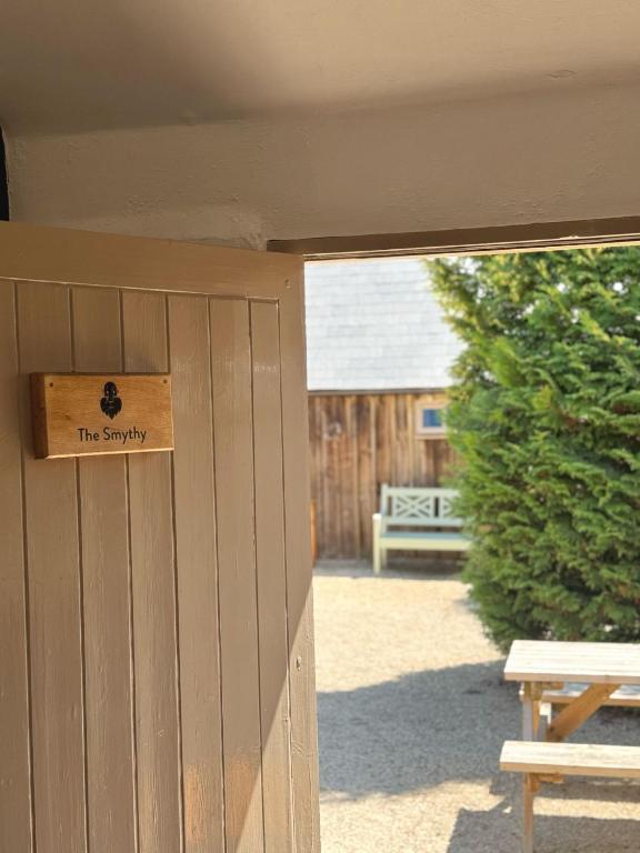 The Smythy Cotswolds Farm Stay With Pool, Lechlade