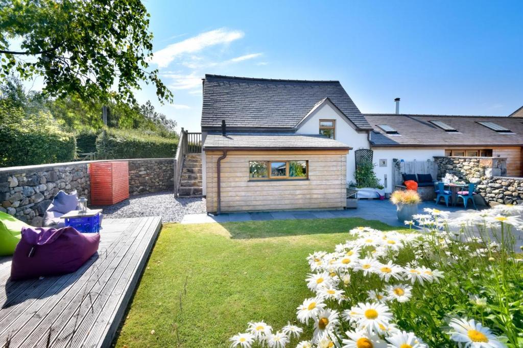 Cysgu Llwynog, Llannor