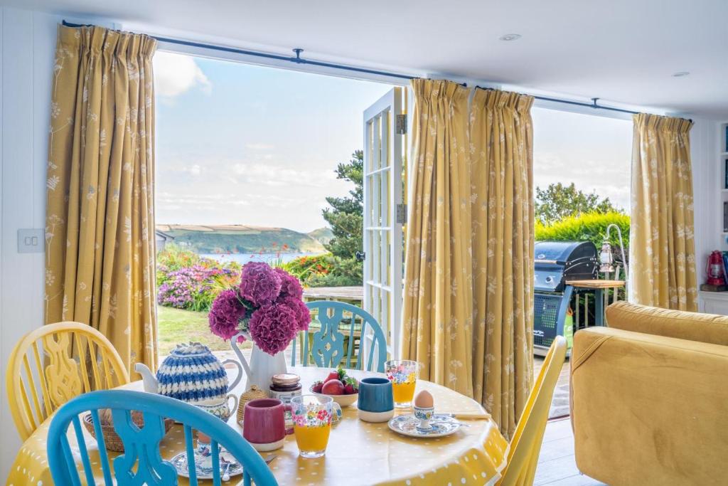 Bel-Nor-Cot, Cawsand