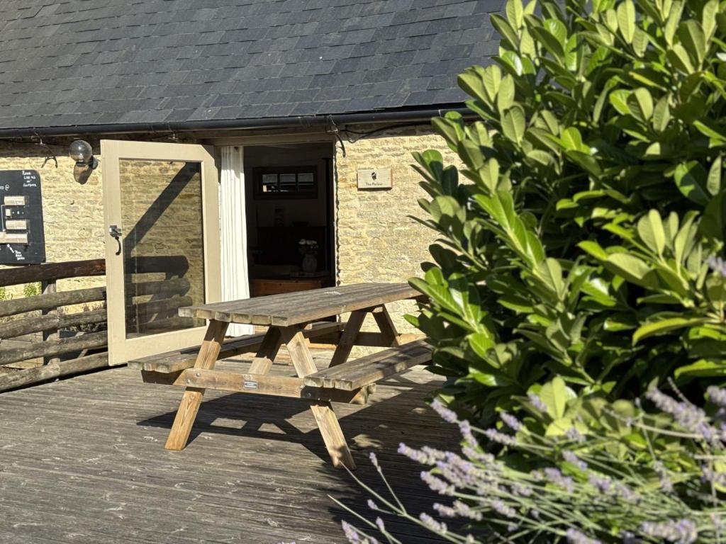 The Parlour Cotswolds Farm Stay With Pool, Lechlade