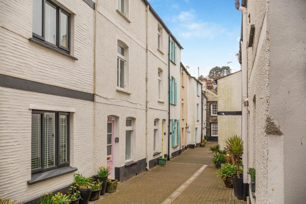 Seaways - Cornwall, Looe