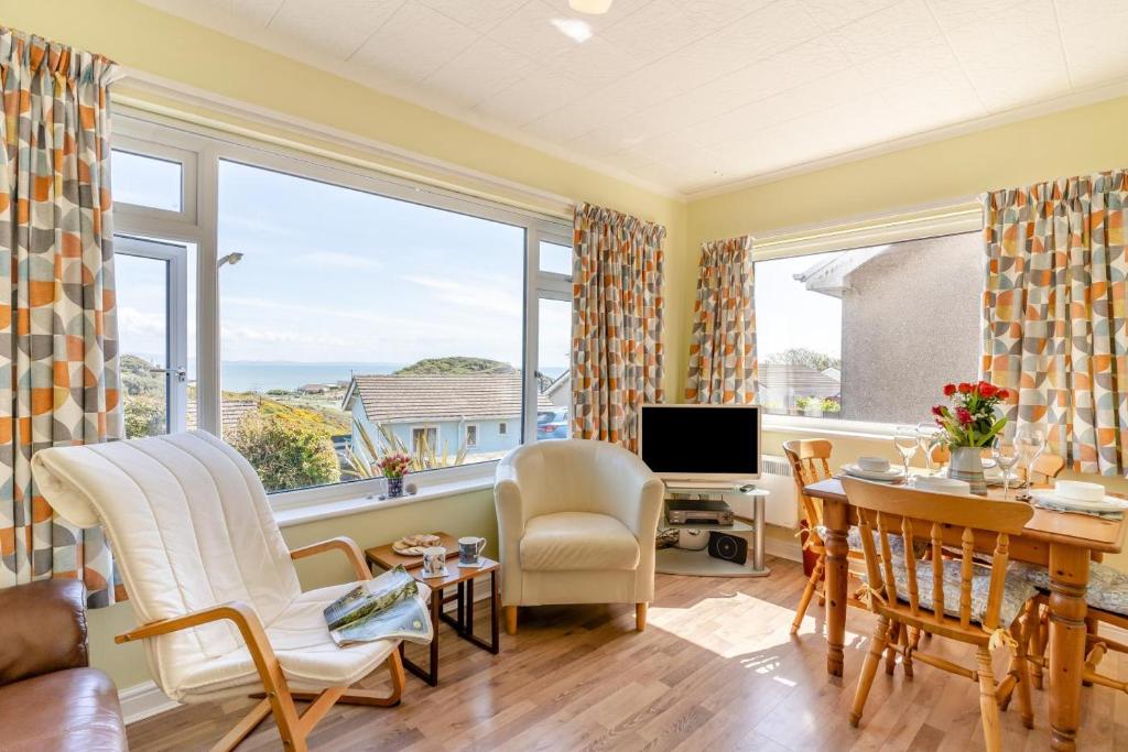 Whispering Winds, The Mumbles