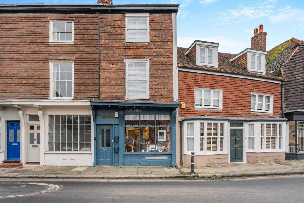 Nulli Secundus, Lewes