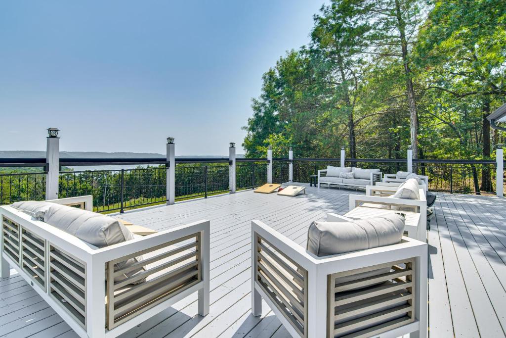 Lake View and Game Room on 3 half Acres, Near Marina, Kimberling City