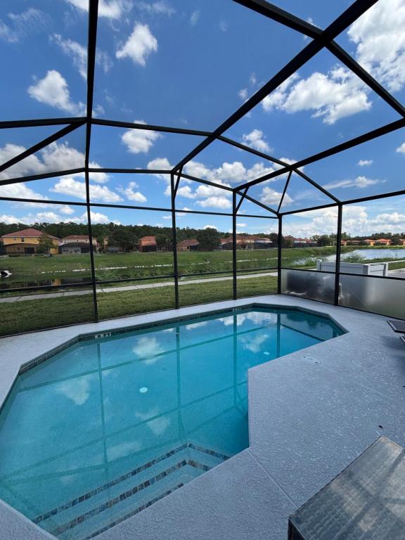 Resort 4 Br 3 Ba Private Pool Home & Lake View near Disney & Universal, Kissimmee