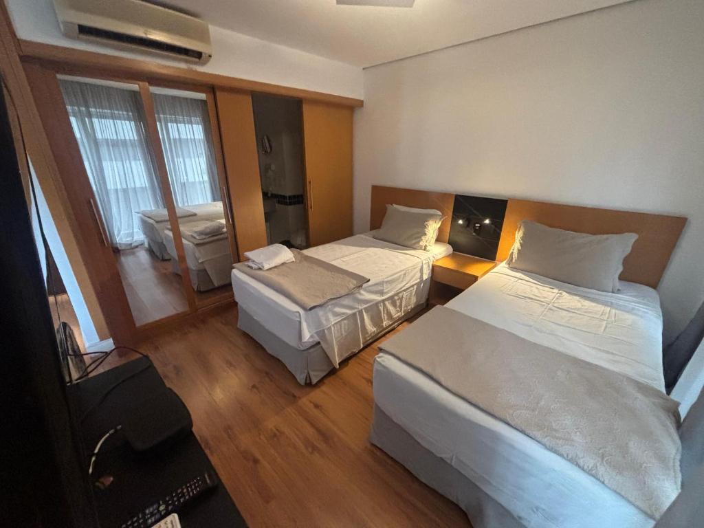 Flat lindo duplo lado Park Ibirapuera Av Paulista com garagem 106, São Paulo