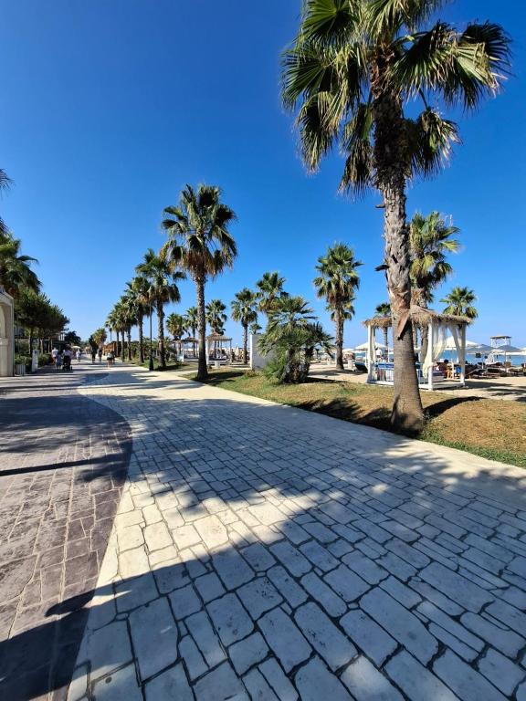 Asel apartment golem, Golem