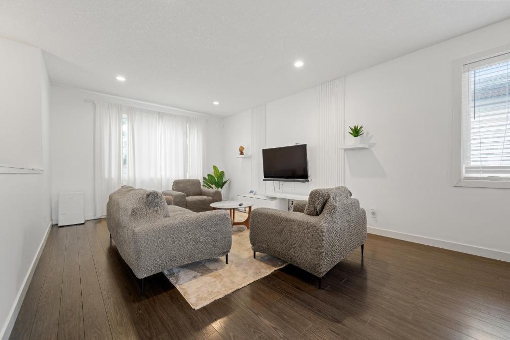 Charming 3 Bedrooms Home with BBQ- Deck- Fenced yard-Near WEM & River Valley, Edmonton