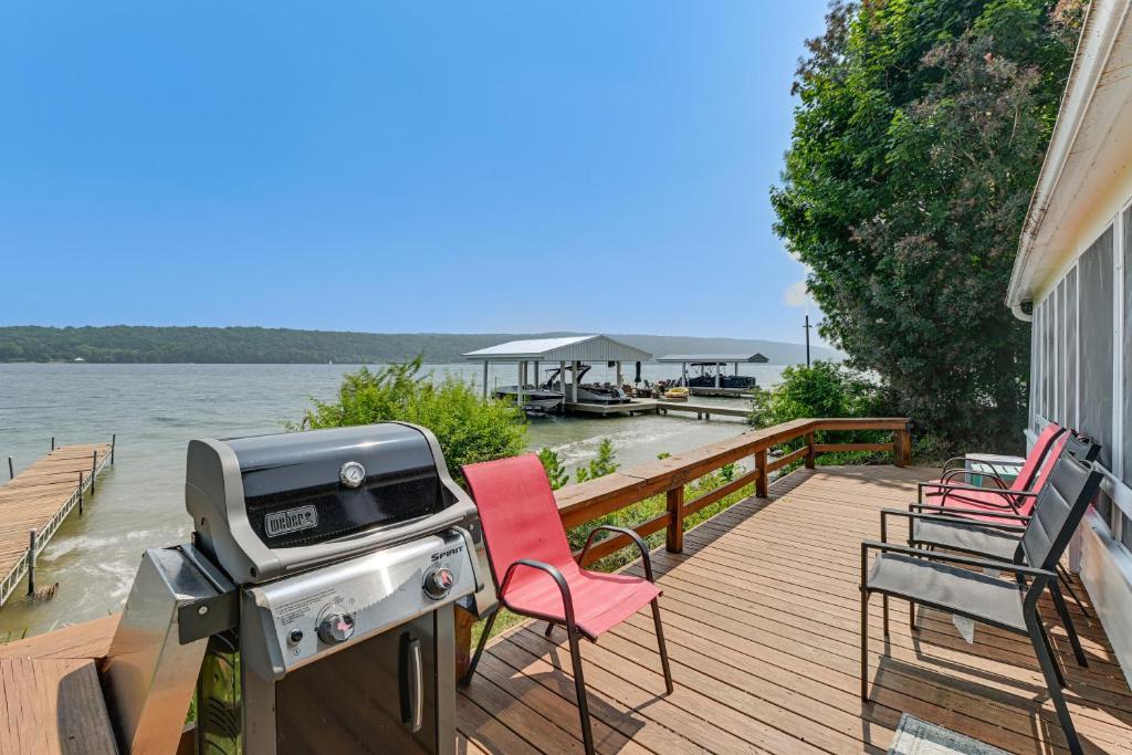 Dock and Rowboat Beechnut Bungalow on Keuka Lake, Branchport