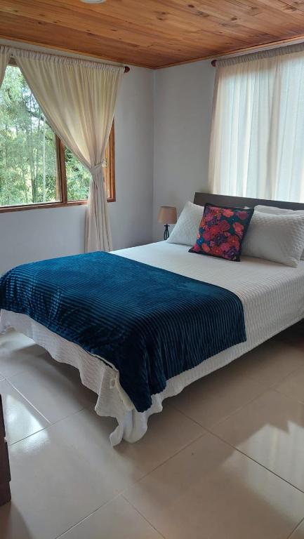 Alojamiento natural rural LOS NOGALES, apartamentos tipo glamping, avistamiento de aves, paisaje cafetero - 5
