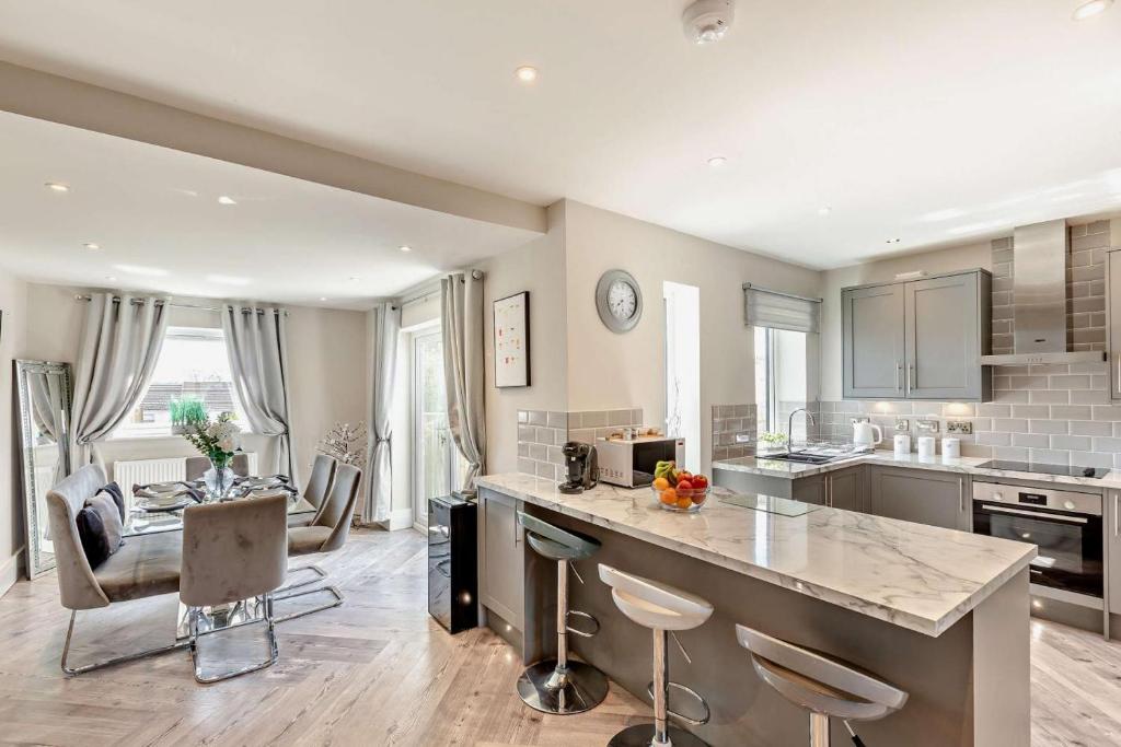 Scarlettrose, Great Torrington